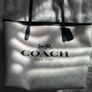 COACH CITY SIGNATURE TOTE